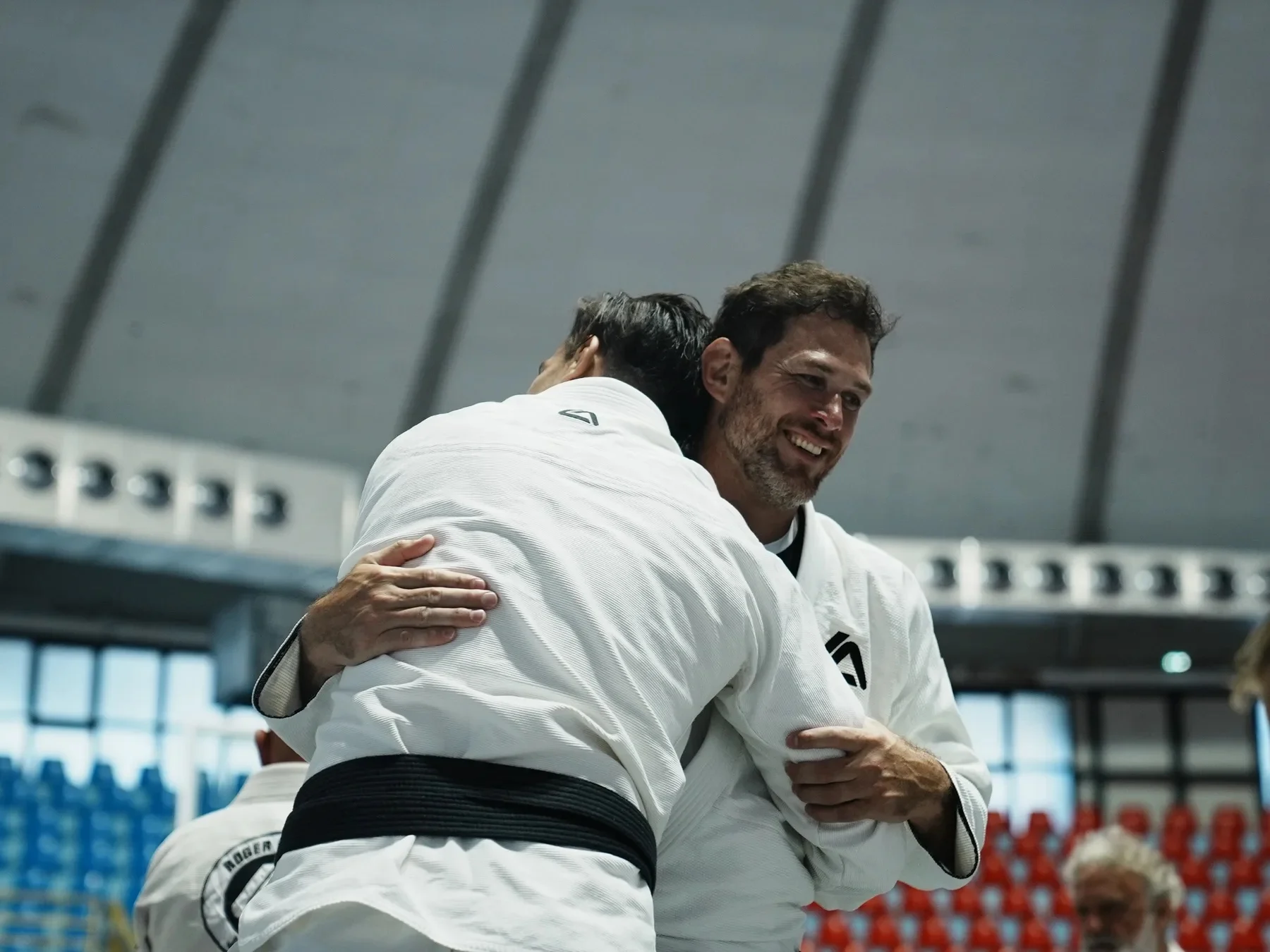 Alberto Diaz abbraccia Roger Gracie